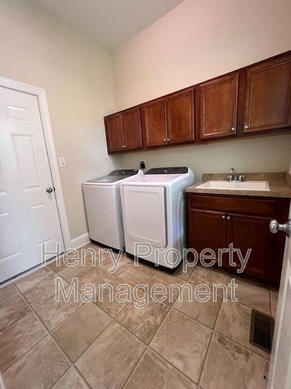 Spacious 5 Bedroom Home in Bishopsgate Subdivision Cary, NC property image