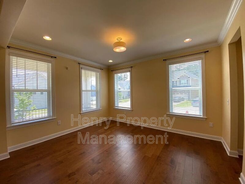 Spacious 5 Bedroom Home in Peak 502 Subdivision property image