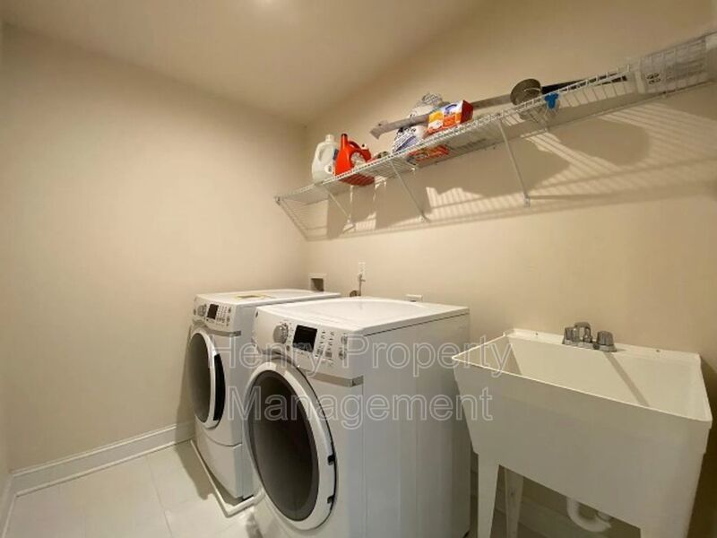 Spacious 5 Bedroom Home in Peak 502 Subdivision property image