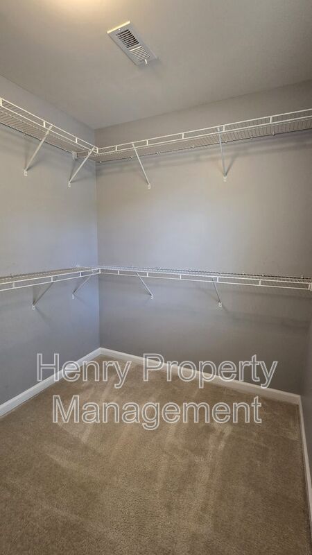 Stunning 3-Bedroom Brick End Unit Townhome in West Cary property image