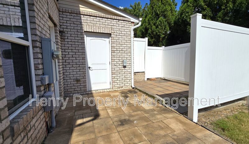 Stunning 3-Bedroom Brick End Unit Townhome in West Cary property image