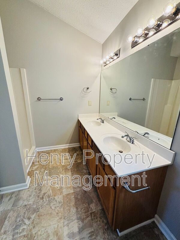 MOVE-IN SPECIAL: 2ND MONTH'S RENT 1/2 OFF!!! 3 Bedroom Home in Waterford Landing Subdivision, Raleigh property image