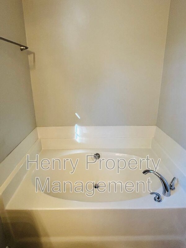 MOVE-IN SPECIAL: 2ND MONTH'S RENT 1/2 OFF!!! 3 Bedroom Home in Waterford Landing Subdivision, Raleigh property image