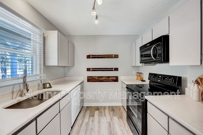 Two Bedroom Condo in Carmichael Condos Subdivision, Cary property image