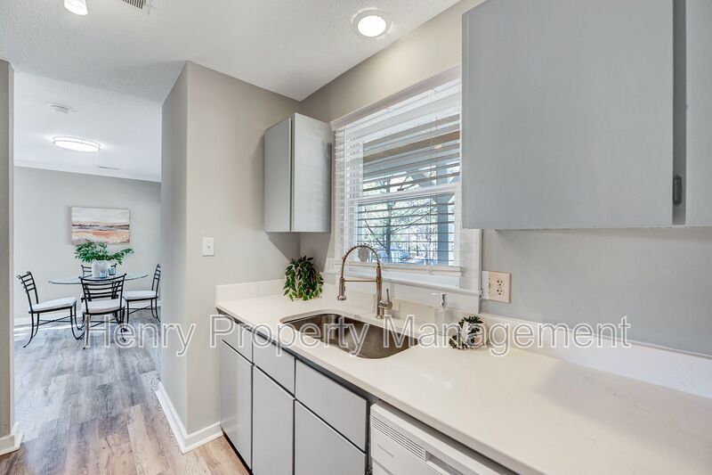 Two Bedroom Condo in Carmichael Condos Subdivision, Cary property image