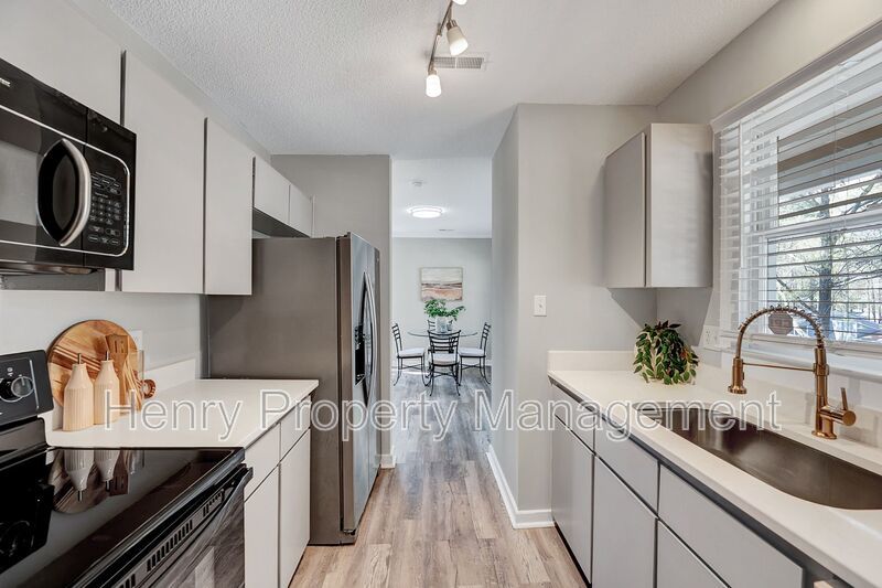 Two Bedroom Condo in Carmichael Condos Subdivision, Cary property image
