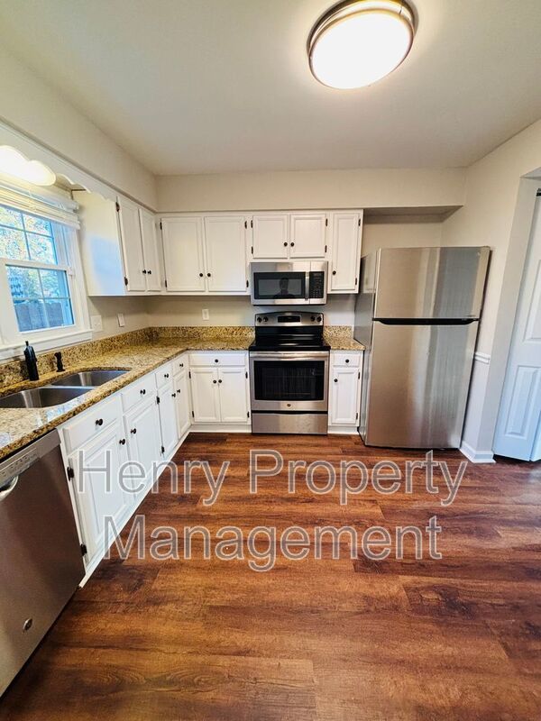 3 Bedroom Townhome in Village Green Subdivision, Cary property image