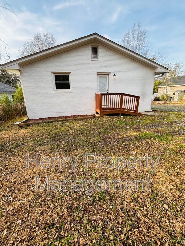 2 Bedrooms, 1 Bath One Story Duplex Near Downtown Durham property image